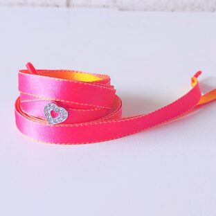 マゼンダドリーム　ハートチャーム付き　（リボンシューレース）