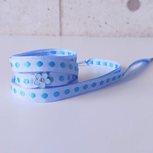 水玉スカイブルー　水色エナメルのフラワーチャーム付き　（リボンシューレース）