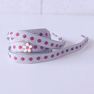 水玉グレー　白エナメルのフラワーチャーム付き　（リボンシューレース）