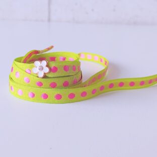 水玉イエローグリーン　白エナメルのフラワーチャーム付き　（リボンシューレース）