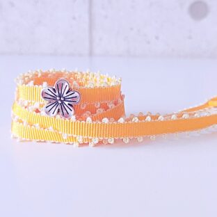 ハッピーイエロー　シルバー色花チャーム付き　（リボンシューレース）
