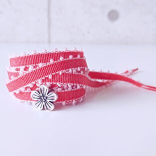 キュートレッド　シルバー色花チャーム付き　（リボンシューレース）
