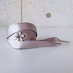 シャイニーサテン SilverGrey!　シルバー色花チャーム付き　（リボンシューレース）