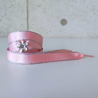 シャイニーサテン BabyPink!　シルバー色花チャーム付き　（リボンシューレース）
