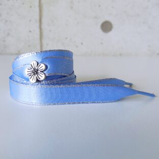 シャイニーサテン BabyBlue!　シルバー色花チャーム付き　（リボンシューレース）