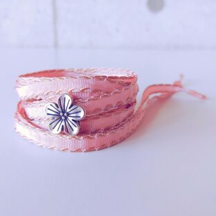 可憐なピンクベージュ　シルバー色花チャーム付き　（リボンシューレース）