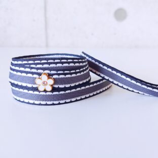 レディシックグレー　白エナメルのフラワーチャーム付き　（リボンシューレース）