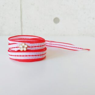 Ｗｈｉｔｅ & Ｒｅｄ　白エナメルのフラワーチャーム付き　（リボンシューレース）