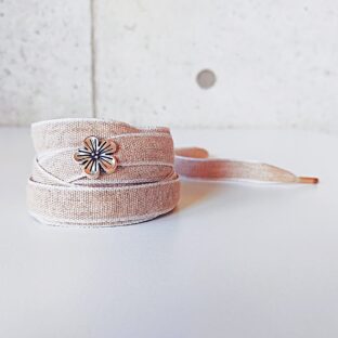 ナチュラルフィーリング 白　シルバー色花チャーム付き　（リボンシューレース）