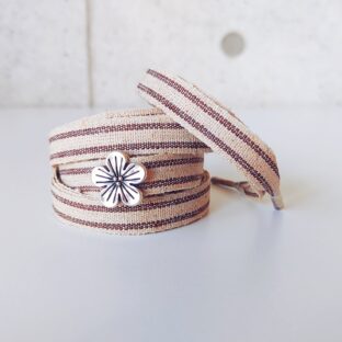 ナチュラルフィーリング 茶ライン　シルバー色花チャーム付き　（リボンシューレース）