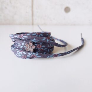 グレイッシュブルー　花チャーム付き　（プリント地シューレース）
