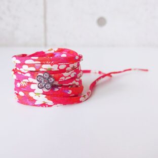 ピンクに白花　花チャーム付き　（プリント地シューレース）